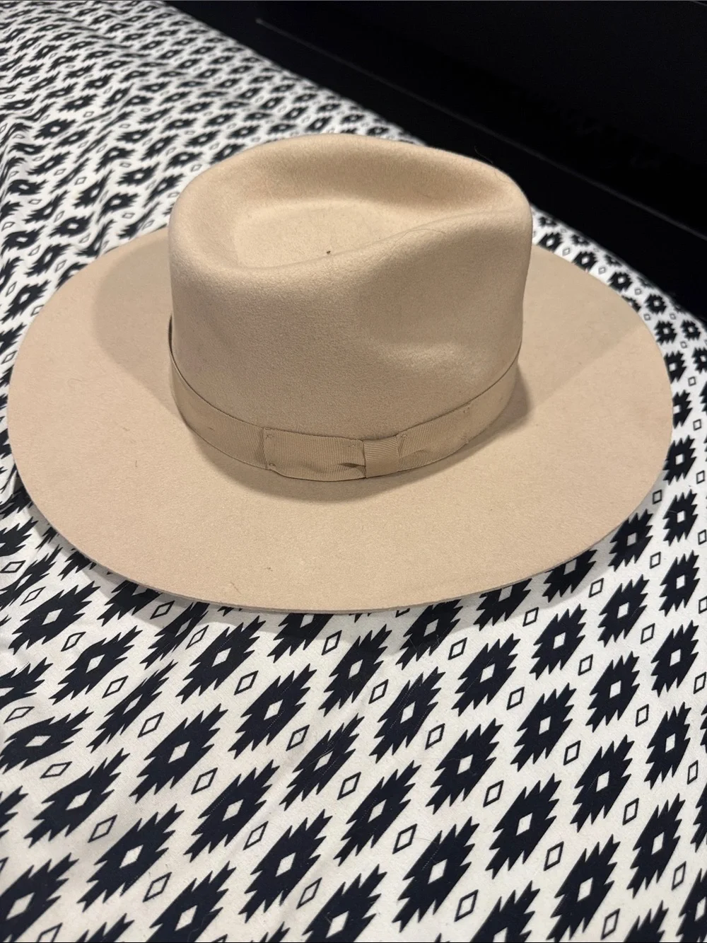 Wide-Brim Tan Felt Fedora Hat - Classic Men's Accessory